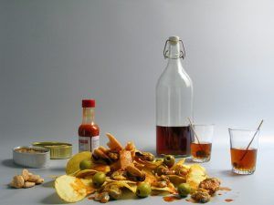 Picnic en Barcelona - Menú Aperitivo ofrece una deliciosa selección de patatas fritas, aceitunas, conservas de marisco y salsa picante. Ideal para un picnic soleado en Barcelona, incluye vasos y removedores junto a una clásica botella de cristal. - ForTwo - Planes para parejas