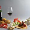 Disfruta de una vibrante propuesta gastronómica con el "Picnic en Barcelona - Menú Señorito" con vino, panecillos, embutidos, queso con galletas, sandía, kiwi y conservas: todo perfecto para un delicioso picnic en Barcelona. - ForTwo - Planes para parejas