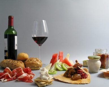 Disfruta de una vibrante propuesta gastronómica con el "Picnic en Barcelona - Menú Señorito" con vino, panecillos, embutidos, queso con galletas, sandía, kiwi y conservas: todo perfecto para un delicioso picnic en Barcelona. - ForTwo - Planes para parejas
