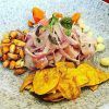 El ceviche peruano con chips de maíz y plátano macho en un plato texturizado ofrece un sabor de la cocina peruana ideal para el Menú degustación peruana en Aroma y Sabor (Tenerife). - ForTwo - Planes para parejas