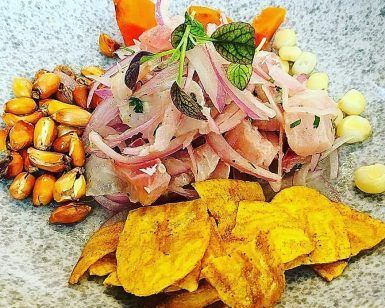 El ceviche peruano con chips de maíz y plátano macho en un plato texturizado ofrece un sabor de la cocina peruana ideal para el Menú degustación peruana en Aroma y Sabor (Tenerife). - ForTwo - Planes para parejas