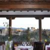 Experimenta la "Degustación para dos en el restaurante Estrellas de San Nicolás", donde podrás saborear un menú degustación con impresionantes vistas del Palacio de la Alhambra y las montañas lejanas. - ForTwo - Planes para parejas
