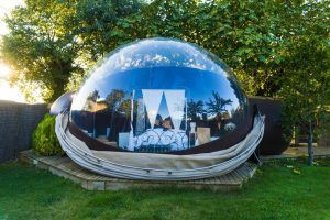Vive una estancia única en una tienda burbuja transparente con cama y muebles en medio de un frondoso jardín en el Mil Estrelles Hotel Burbuja en Cornellá de Terri, Girona. - ForTwo - Planes para parejas