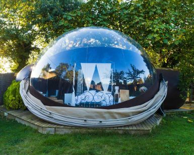 Vive una estancia única en una tienda burbuja transparente con cama y muebles en medio de un frondoso jardín en el Mil Estrelles Hotel Burbuja en Cornellá de Terri, Girona. - ForTwo - Planes para parejas
