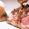 Un jugoso filete preparado por expertos en el Restaurante Milo Grill de Barcelona, rociado con salsa y servido con patatas asadas y verduras verdes. - ForTwo - Planes para parejas