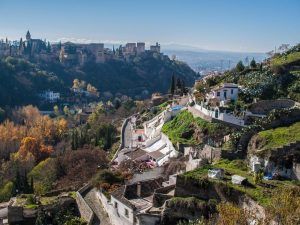 Experimente vistas impresionantes de Granada, España, donde las casas en las laderas y la majestuosa Alhambra se elevan contra montañas distantes en el Exclusivo tour privado en pareja por la ruta de los miradores para disfrutar de vistas inolvidables. - ForTwo - Planes para parejas