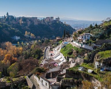 Experimente vistas impresionantes de Granada, España, donde las casas en las laderas y la majestuosa Alhambra se elevan contra montañas distantes en el Exclusivo tour privado en pareja por la ruta de los miradores para disfrutar de vistas inolvidables. - ForTwo - Planes para parejas