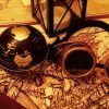 Las gafas vintage, la linterna y el globo terráqueo sobre una mesa con mapas y una pluma capturan el enigmático encanto de un Oopart. Ideal para Misión Oopart Escape Room Sevilla, este arreglo te invita a embarcarte en un viaje a través del tiempo y los artefactos perdidos. - ForTwo - Planes para parejas