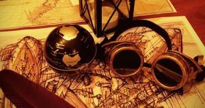 Las gafas vintage, la linterna y el globo terráqueo sobre una mesa con mapas y una pluma capturan el enigmático encanto de un Oopart. Ideal para Misión Oopart Escape Room Sevilla, este arreglo te invita a embarcarte en un viaje a través del tiempo y los artefactos perdidos. - ForTwo - Planes para parejas