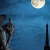 Una gárgola vigila París, mientras la Torre Eiffel brilla bajo una luna llena velada por las nubes, susurrando cuentos de "Descubre los misterios y las leyendas de París gratis". - ForTwo - Planes para parejas