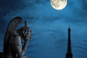 Una gárgola vigila París, mientras la Torre Eiffel brilla bajo una luna llena velada por las nubes, susurrando cuentos de "Descubre los misterios y las leyendas de París gratis". - ForTwo - Planes para parejas