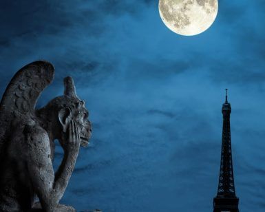 Una gárgola vigila París, mientras la Torre Eiffel brilla bajo una luna llena velada por las nubes, susurrando cuentos de "Descubre los misterios y las leyendas de París gratis". - ForTwo - Planes para parejas