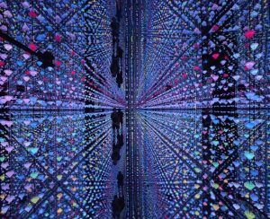 Un patrón abstracto y colorido de luces y reflejos crea un efecto de túnel infinito, hipnótico y simétrico que recuerda las cautivadoras exhibiciones que se ven en el Museo Moco de Barcelona - Banksy y más: Sin colas. - ForTwo - Planes para parejas