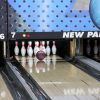 En Newpark Bowling: sala arcade con bolera (Barcelona), una bola de bolos rueda constantemente hacia los bolos, combinando la diversión clásica con el estilo moderno. - ForTwo - Planes para parejas