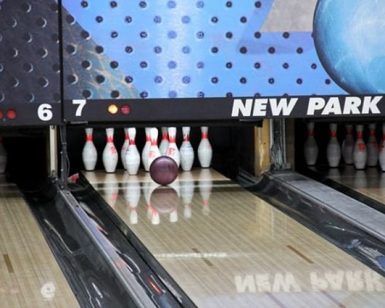 En Newpark Bowling: sala arcade con bolera (Barcelona), una bola de bolos rueda constantemente hacia los bolos, combinando la diversión clásica con el estilo moderno. - ForTwo - Planes para parejas