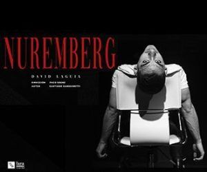 Una persona se reclina en una silla bajo el texto rojo "NUREMBERG". Esta cautivadora imagen en blanco y negro evoca los carteles clásicos de teatro, inspirados en Núremberg - Teatro Lara (Madrid). - ForTwo - Planes para parejas