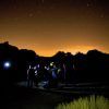 Un grupo disfruta de la Observación astronómica con telescopio de las estrellas (Tenerife) bajo el cielo desértico, lleno de estrellas que proyectan un brillo mágico contra el horizonte anaranjado. - ForTwo - Planes para parejas