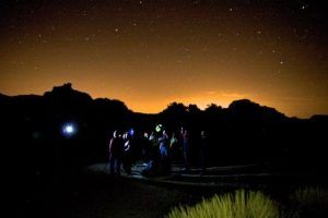 Un grupo disfruta de la Observación astronómica con telescopio de las estrellas (Tenerife) bajo el cielo desértico, lleno de estrellas que proyectan un brillo mágico contra el horizonte anaranjado. - ForTwo - Planes para parejas