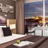 Disfrute de una moderna habitación de hotel con una cama grande, impresionantes vistas de la ciudad y cenas en el balcón al atardecer. Viva una escapada inolvidable con la "Escapada OD Ocean Drive con desayuno (Ibiza)", donde la elegancia se fusiona con vistas impresionantes. - ForTwo - Planes para parejas