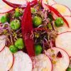 En el restaurante romántico Ohlala Bistrot de Ibiza, la vibrante ensalada incluye rodajas de rábanos, guisantes, brotes y pimiento rojo dispuestos artísticamente en círculo: un plato perfecto para una salida nocturna. - ForTwo - Planes para parejas