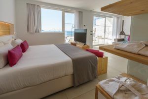 Experimente el encanto moderno de One Ibiza Suites (Ibiza), que cuenta con habitaciones con camas grandes, detalles en rosa, televisores, estantes y un fascinante balcón con vista al mar. - ForTwo - Planes para parejas