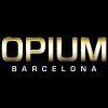 OPIUM Barcelona se presenta bellamente en dorado metálico y texto blanco sobre un sofisticado fondo negro. - ForTwo - Planes para parejas