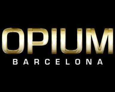 OPIUM Barcelona se presenta bellamente en dorado metálico y texto blanco sobre un sofisticado fondo negro. - ForTwo - Planes para parejas