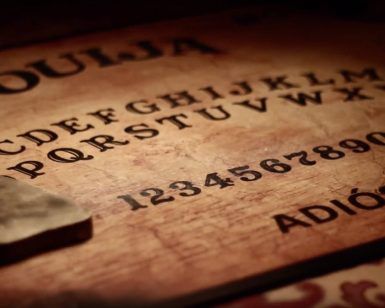 Un primer plano de la ouija de "Ouija - Un juego de Horror Box Escape Room (Barcelona)" presenta una plancheta, capturando la atmósfera inquietante de una sala de escape. El logo de Horror Box se esconde en una esquina, realzando la atmósfera escalofriante. - ForTwo - Planes para parejas