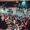 En Pacha Barcelona, el DJ actuó con una energía electrizante en un club animado, mientras el público vitoreaba y el confeti caía como por arte de magia. - ForTwo - Planes para parejas
