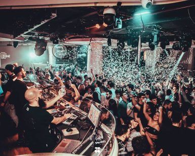 En Pacha Barcelona, el DJ actuó con una energía electrizante en un club animado, mientras el público vitoreaba y el confeti caía como por arte de magia. - ForTwo - Planes para parejas