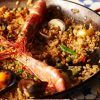 Experimente la esencia de Barcelona con nuestra Clase de cocina de paella en Barcelona, con una deliciosa paella de mariscos con camarones, mejillones, almejas, guisantes y verduras. - ForTwo - Planes para parejas