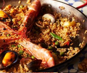 Experimente la esencia de Barcelona con nuestra Clase de cocina de paella en Barcelona, con una deliciosa paella de mariscos con camarones, mejillones, almejas, guisantes y verduras. - ForTwo - Planes para parejas