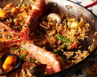 Experimente la esencia de Barcelona con nuestra Clase de cocina de paella en Barcelona, con una deliciosa paella de mariscos con camarones, mejillones, almejas, guisantes y verduras. - ForTwo - Planes para parejas