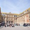 Los visitantes se reunieron en el patio del magnífico Palacio de Versalles, donde la arquitectura ornamentada y las estatuas cautivaron a los espectadores durante su Visita al Palacio de Versalles con tren incluido. - ForTwo - Planes para parejas
