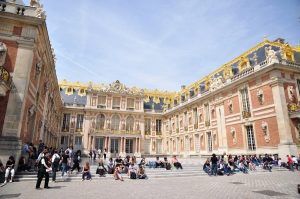 Los visitantes se reunieron en el patio del magnífico Palacio de Versalles, donde la arquitectura ornamentada y las estatuas cautivaron a los espectadores durante su Visita al Palacio de Versalles con tren incluido. - ForTwo - Planes para parejas