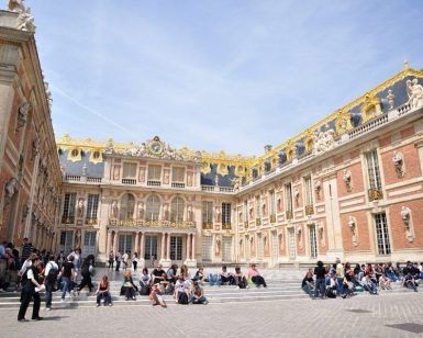 Los visitantes se reunieron en el patio del magnífico Palacio de Versalles, donde la arquitectura ornamentada y las estatuas cautivaron a los espectadores durante su Visita al Palacio de Versalles con tren incluido. - ForTwo - Planes para parejas