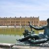 El majestuoso Palacio de Versalles, con el cielo despejado como telón de fondo, encarna la elegancia atemporal de París. Viva la experiencia con los billetes de autobús incluidos en "Visita el Palacio de Versalles". - ForTwo - Planes para parejas