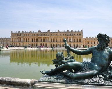 El majestuoso Palacio de Versalles, con el cielo despejado como telón de fondo, encarna la elegancia atemporal de París. Viva la experiencia con los billetes de autobús incluidos en "Visita el Palacio de Versalles". - ForTwo - Planes para parejas