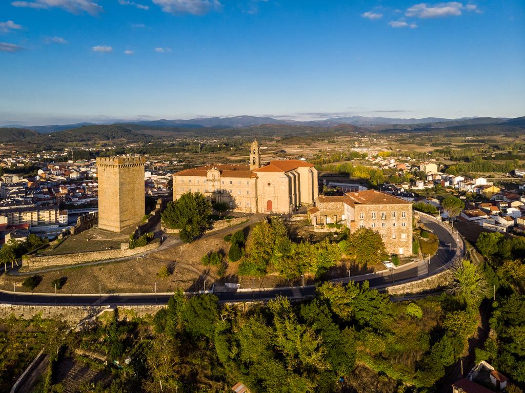 parador vista de pájaro|parador dos reis catolicos patio interior|parador de santo estevo exterior|parador de baiona exterior|parador de vilalba jardín|parador de monforte de lemos interior|parador-de-monforte-de-lemos-1