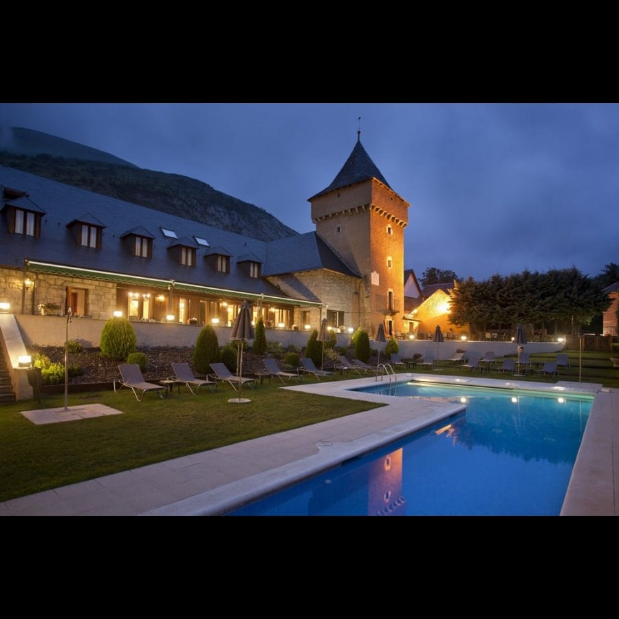 parador de artíes piscina jardín