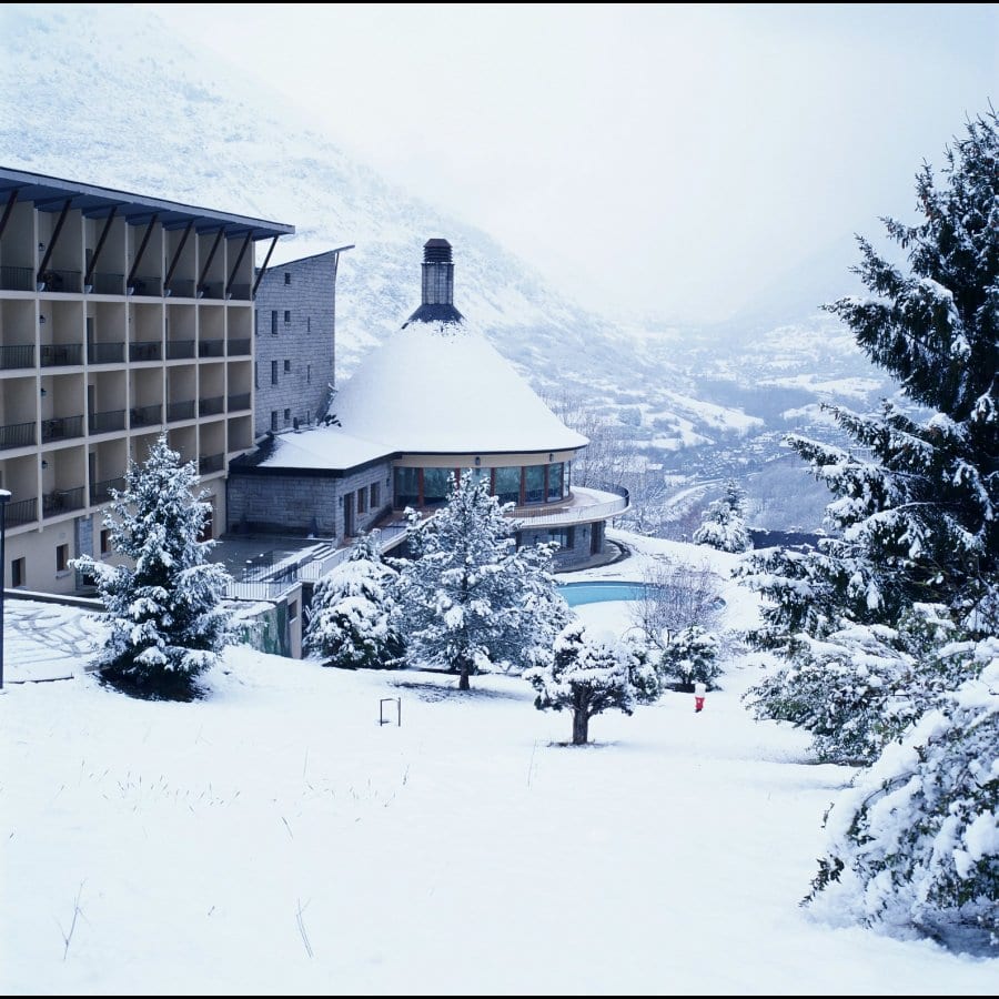 parador de vielha nevado exterior