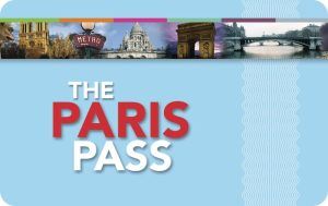 El producto, Tarjeta turística para ver todos los monumentos de París, presenta imágenes de monumentos parisinos sobre un fondo azul claro. - ForTwo - Planes para parejas