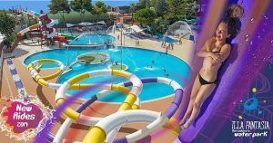 Vista aérea del parque acuático Isla Fantasía en Barcelona destaca emocionantes toboganes y piscinas; una mujer disfruta de un tobogán morado. Texto: Nuevas atracciones 2019, Entradas para el parque acuático Isla Fantasía (Barcelona). - ForTwo - Planes para parejas