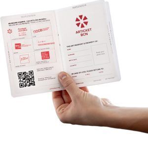 Lleva en la mano un Pasaporte de museos en Barcelona: Articketbcn abierto, mostrando sellos del museo y un código QR, que te ofrece aventuras culturales y te permite ahorrar dinero en las tarifas de entrada. - ForTwo - Planes para parejas