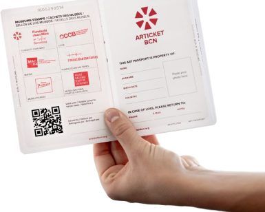 Lleva en la mano un Pasaporte de museos en Barcelona: Articketbcn abierto, mostrando sellos del museo y un código QR, que te ofrece aventuras culturales y te permite ahorrar dinero en las tarifas de entrada. - ForTwo - Planes para parejas