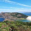 Experimente el pintoresco paisaje costero cerca de Vigo en el "Paseo en barco a las Islas Cíes", donde las colinas rocosas se encuentran con el mar azul, las playas de arena bordean las costas y la vegetación verde vibrante prospera bajo cielos despejados. - ForTwo - Planes para parejas