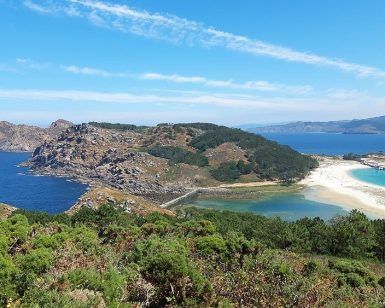 Experimente el pintoresco paisaje costero cerca de Vigo en el "Paseo en barco a las Islas Cíes", donde las colinas rocosas se encuentran con el mar azul, las playas de arena bordean las costas y la vegetación verde vibrante prospera bajo cielos despejados. - ForTwo - Planes para parejas