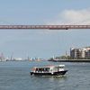 Vive un paseo inolvidable con "Paseo inolvidable por la Bahía de Abra (Bilbao)", pasando cerca de un puente colgante rojo y disfrutando de las vistas del paisaje industrial y residencial de la ribera de Bilbao. - ForTwo - Planes para parejas