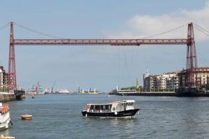 Vive un paseo inolvidable con "Paseo inolvidable por la Bahía de Abra (Bilbao)", pasando cerca de un puente colgante rojo y disfrutando de las vistas del paisaje industrial y residencial de la ribera de Bilbao. - ForTwo - Planes para parejas