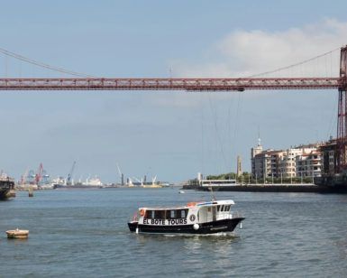 Vive un paseo inolvidable con "Paseo inolvidable por la Bahía de Abra (Bilbao)", pasando cerca de un puente colgante rojo y disfrutando de las vistas del paisaje industrial y residencial de la ribera de Bilbao. - ForTwo - Planes para parejas